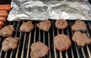 ההמבורגרים השמחים על המנגל