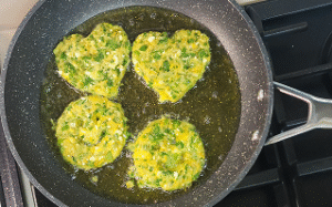 קציצות מרובות ירק על המחבת