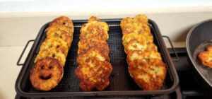 קציצות דגים אדומות אחרי החצי טיגון