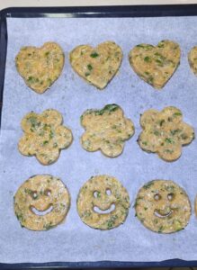 קציצות דגים לפני אפיה בתנור