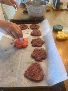 קציצות המבורגר טבעוניות בטטה סגולה לפני הכנסה לתנור