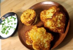 לביבות-לטקס-הצעת-הגשה-עם-שמנת-ובצל-ירוק