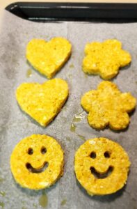 לביבות-תירס-וגבינות-על-המגש-לתנור