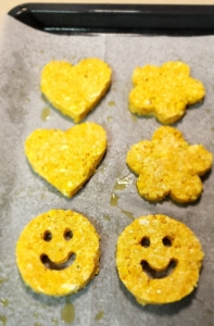 הלביבות על המגש לפני הכנסה לתנור