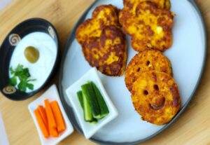 לביבות-תירס-עם-גבינות-מטוגנות-הצעת-הגשה