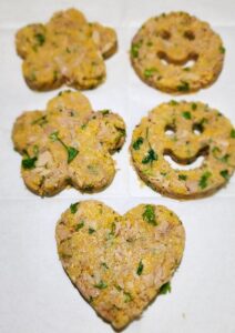 קציצות טונה לפני הכנסה לתנור שייפבורגר