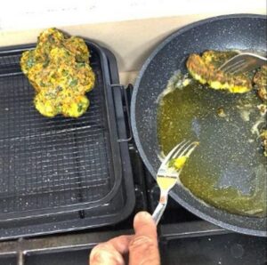 קציצות צמחוניות שלשה ירוקים במחבת