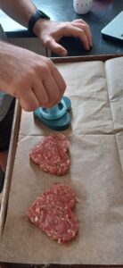 הכנת ההמבורגרים על המגש